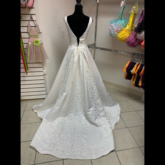 Size 4 Oleg Cassini Off White Beaded Button Back Wedding Gown Dress w/train - Picture 5 of 7